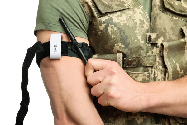 Askeri Üniformalı Asker Koluna Beyaz Arka Plana Tıbbi Turnike Uyguluyor — Stok fotoğraf