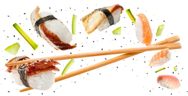 Nigiri Sushi Pauzinhos Madeira Voando Sobre Fundo Branco — Fotografia de Stock