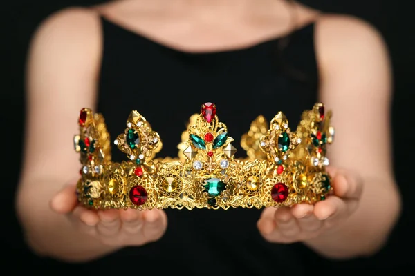 Frau Mit Luxuriöser Krone Auf Schwarzem Hintergrund Nahaufnahme — Stockfoto
