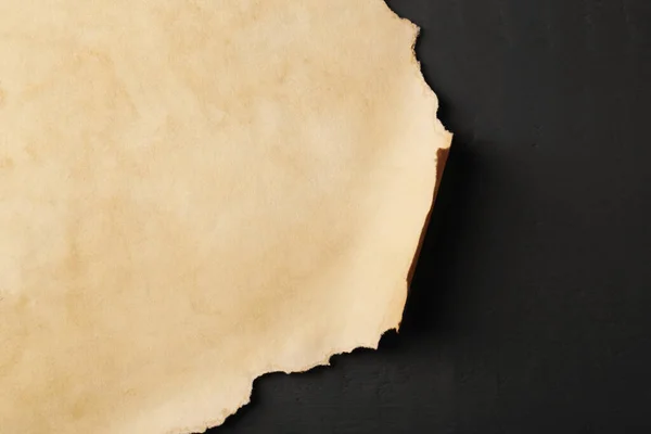 Лист Старой Пергаментной Бумаги Черном Деревянном Столе Вид Сверху Пространство — стоковое фото