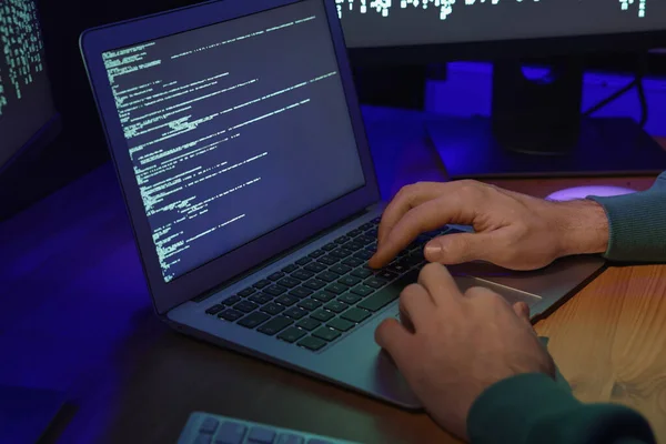 Haker Pracujący Komputerami Przy Drewnianym Stole Zbliżenie Cyberatak — Zdjęcie stockowe