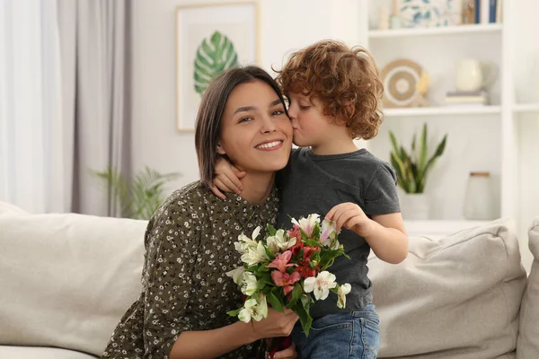 Hijo Pequeño Besando Felicitando Madre Con Día Madre Casa Mujer —  Fotos de Stock