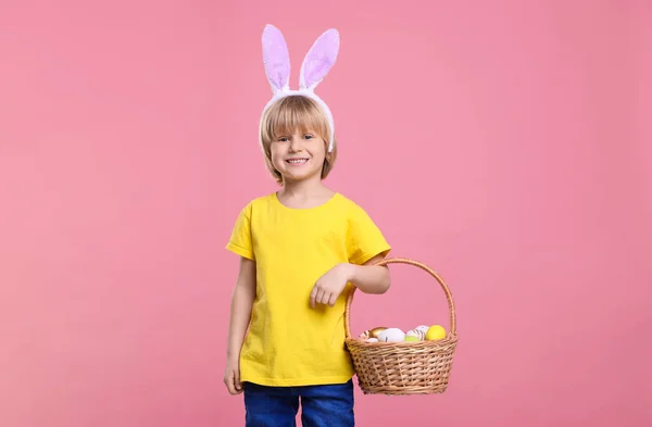 Niño Feliz Orejas Conejo Diadema Celebración Cesta Mimbre Con Huevos — Foto de Stock