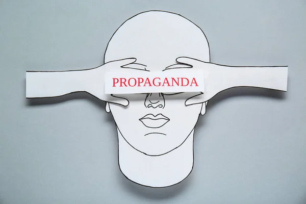 Wojna Informacyjna Ludzkie Zamykające Oczy Rękami Kartka Słowem Propaganda Wycinanki — Zdjęcie stockowe