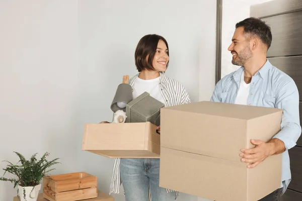 Happy Couple Moving Boxes Entering New Apartment — Stockfoto