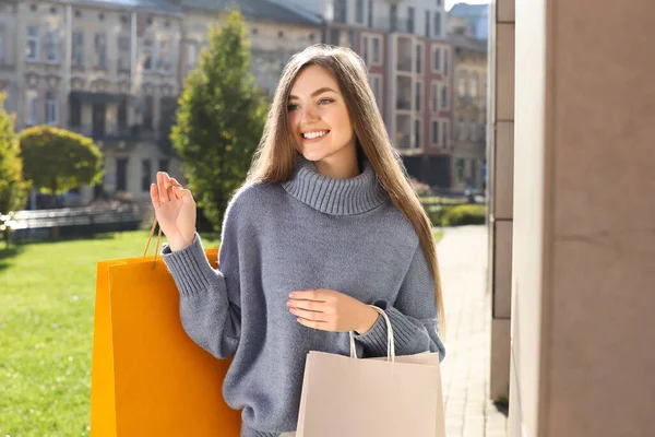 Beautiful Young Woman Shopping Bags Building Outdoors — 스톡 사진