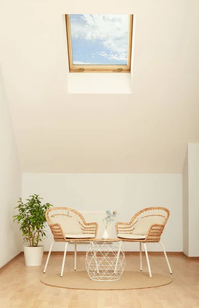 Habitación Ático Con Muebles Madera Con Estilo Diseño Interiores — Foto de Stock