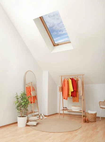Elegante Perchero Espejo Silla Mimbre Habitación Ático Diseño Interiores — Foto de Stock