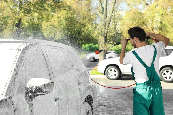 Worker Washing Auto High Pressure Water Jet Outdoor Car Wash — Fotografia de Stock
