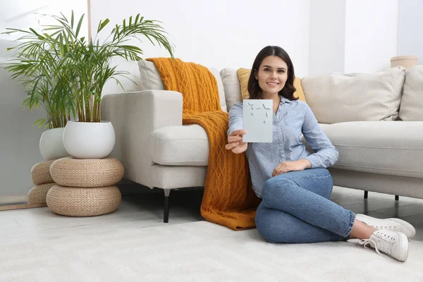 Young Woman Greeting Card Floor Living Room — Stockfoto