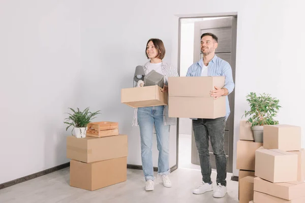 Happy Couple Moving Boxes Entering New Apartment — Stok fotoğraf