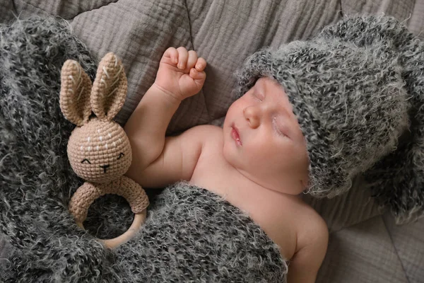 Lindo Bebé Recién Nacido Durmiendo Con Juguete Dentición Cama Vista — Foto de Stock