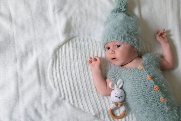 Bebê Recém Nascido Bonito Com Brinquedo Dentição Cobertor Branco Vista — Fotografia de Stock