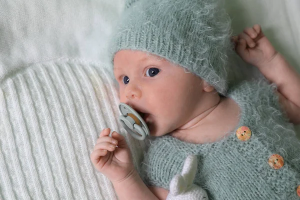 Niedliches Neugeborenes Mit Schnuller Auf Weißer Decke — Stockfoto