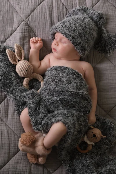 Leuke Pasgeboren Baby Slapen Met Speelgoed Bed Bovenaanzicht — Stockfoto