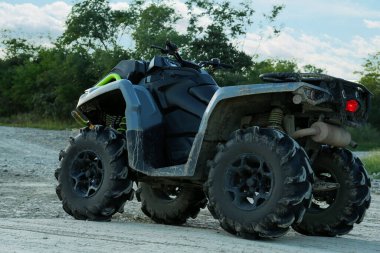 Modern hızlı dörtlü bisiklet açık havada.