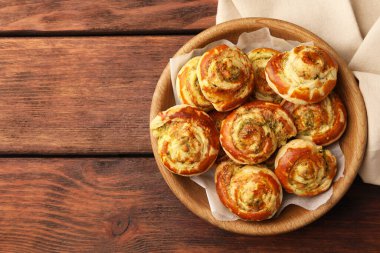 Ahşap masada lezzetli dolgulu taze, nefis poğaça, üst manzara. Metin için boşluk