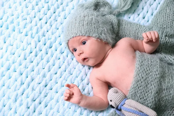 Bebê Recém Nascido Bonito Com Chupeta Brinquedo Crochê Cobertor Azul — Fotografia de Stock