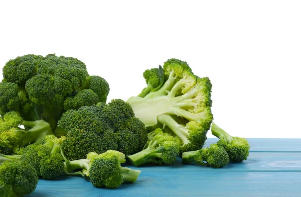 Verse Broccoli Lichtblauwe Houten Tafel Tegen Witte Ondergrond — Stockfoto