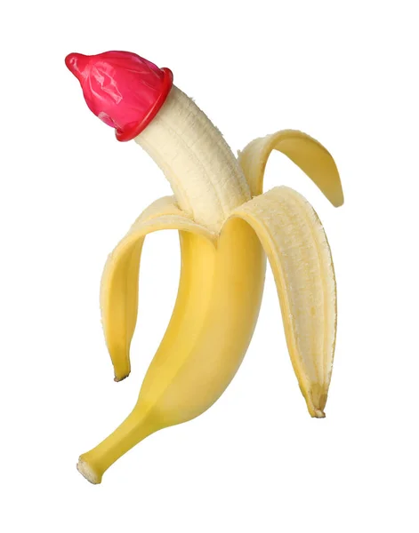 白で隔離されたコンドームを持つバナナ 安全なセックスの概念 — ストック写真