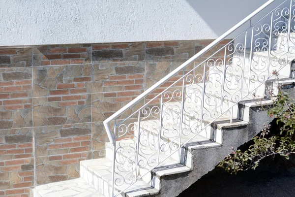 Evin Yanında Metal Parmaklıkları Olan Güzel Merdivenler — Stok fotoğraf