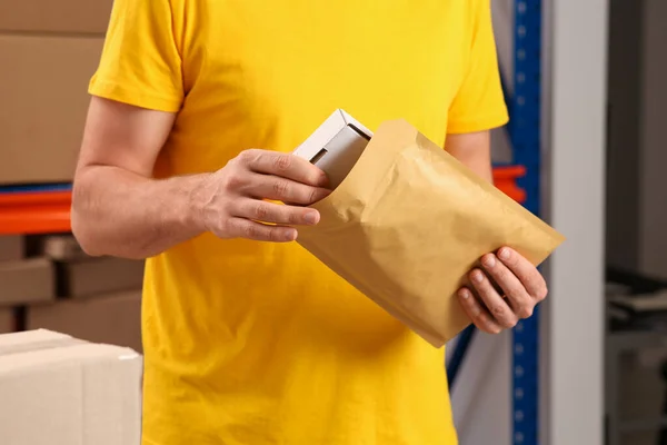 Ταχυδρομείο Εργαζόμενος Βάζοντας Κουτί Αυτοκόλλητη Χάρτινη Σακούλα Εσωτερικούς Χώρους Closeup — Φωτογραφία Αρχείου