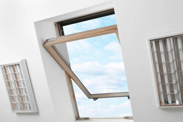 Открытое Окно Крыше Наклонном Потолке Мансарде Вид Снизу — стоковое фото