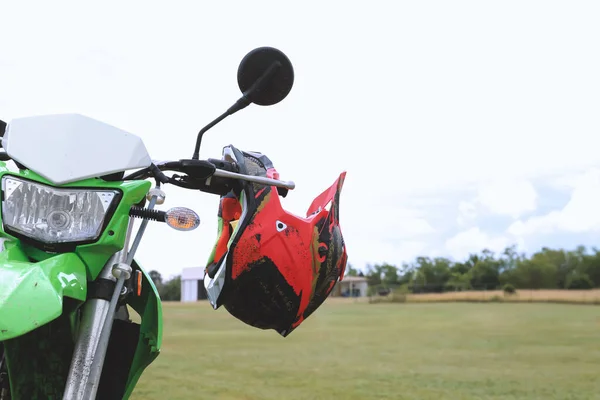 Moto Cruz Verde Elegante Com Capacete Livre Espaço Para Texto — Fotografia de Stock