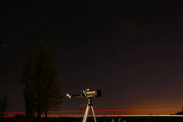 Nowy Teleskop Astronomiczny Zewnątrz Przestrzeń Tekst Malowniczy Widok Błyszczących Gwiazd — Zdjęcie stockowe