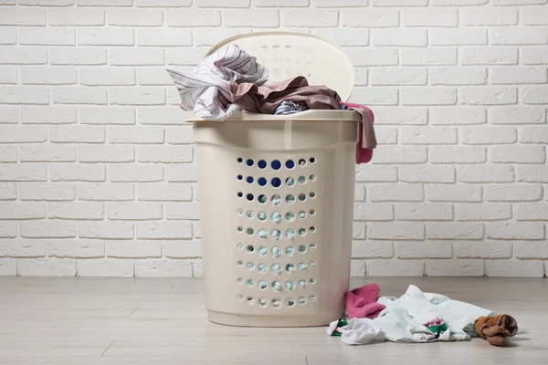 Laundry Basket Clothes White Brick Wall — Foto de Stock