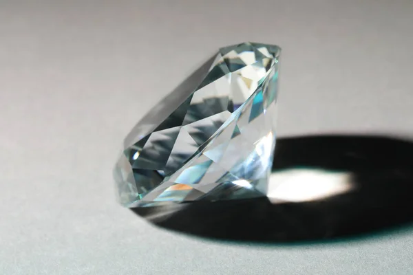 Hermoso Diamante Deslumbrante Sobre Fondo Gris Primer Plano —  Fotos de Stock