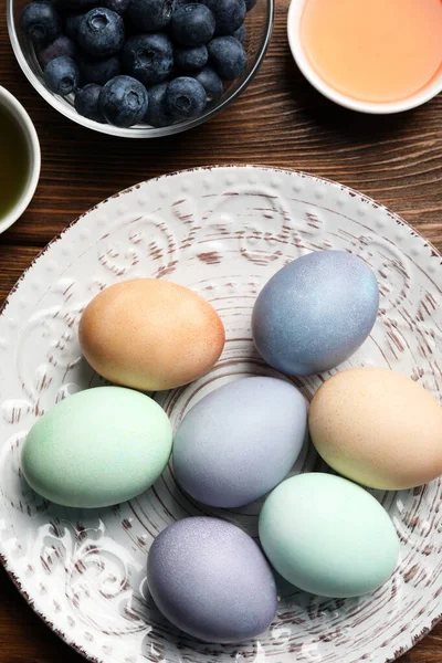 부활절 달걀을 식탁에 놓았다 블루베리와 양파는 착색에 사용되었다 — 스톡 사진