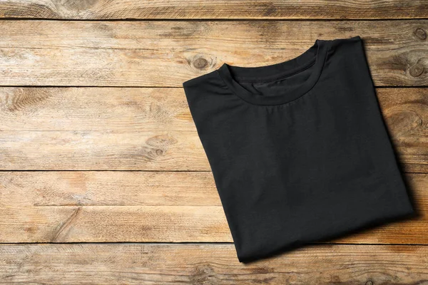 Stilvolles Schwarzes Shirt Auf Holztisch Draufsicht Raum Für Text — Stockfoto