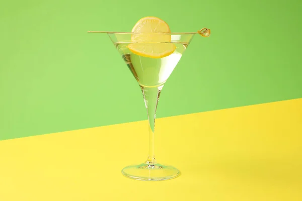 Martini Sklenice Osvěžující Koktejl Plátkem Citronu Barevném Pozadí — Stock fotografie