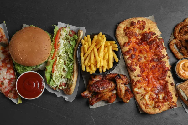 Burger Pizza Altri Fast Food Tavolo Nero Flat Lay — Foto Stock