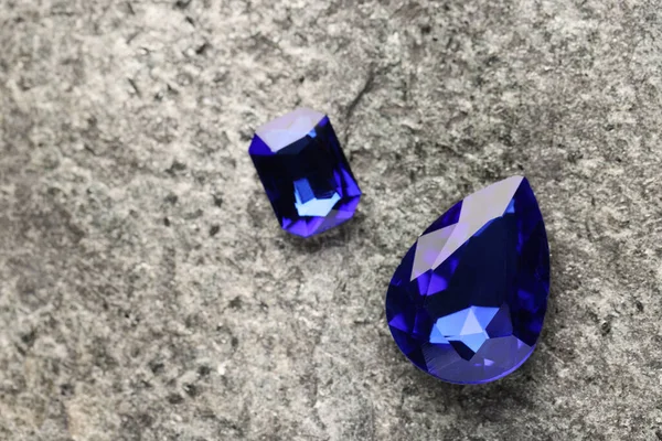 石の表面にジュエリーのための美しい青の宝石 テキストのスペース — ストック写真