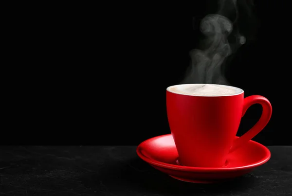 红色杯子 深色桌子上有热气腾腾的咖啡 黑色背景 文字空间 — 图库照片