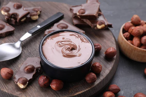 碗里有好吃的糊 巧克力片和坚果 放在灰色的桌子上 — 图库照片