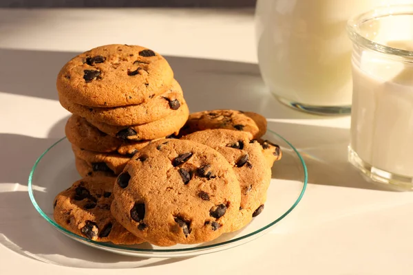 Вкусные Шоколадные Печенья Молоко Белом Мраморном Столе — стоковое фото