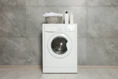 Modern çamaşır makinesi olan boş bir çamaşır odası. İç tasarım