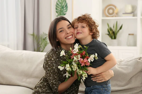 Happy Woman Her Cute Son Bouquet Beautiful Flowers Home Mother — стоковое фото