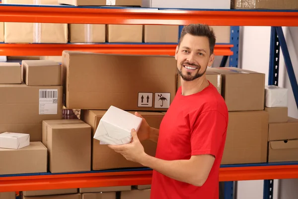 Postkantoor Werknemer Bewaardoos Bij Rek Met Pakketten Binnen — Stockfoto