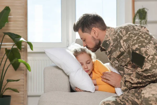 Soldaat Oekraïense Militaire Uniform Zoent Zijn Dochter Terwijl Thuis Bank — Stockfoto
