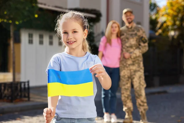 Child Ukrainian Flag Her Father Military Uniform Mother City Street — Fotografia de Stock