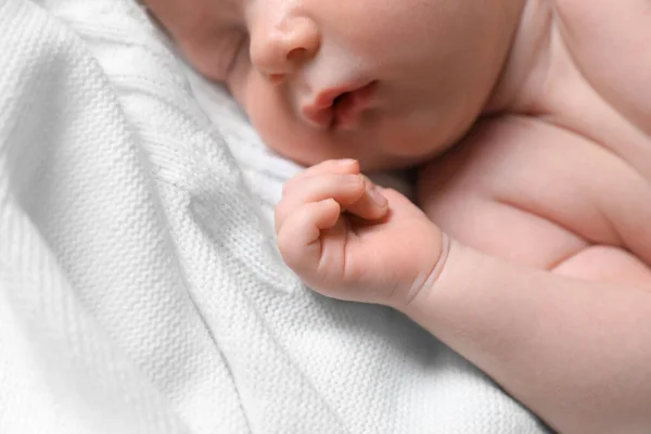 白い毛布の上で小さなかわいい新生児の睡眠 クローズアップ — ストック写真