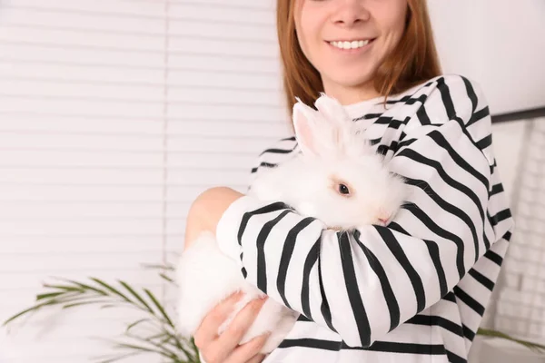 Frau Mit Flauschigem Weißen Kaninchen Drinnen Nahaufnahme Und Platz Für — Stockfoto