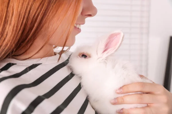 Frau Mit Flauschigem Weißen Kaninchen Drinnen Nahaufnahme Nettes Haustier — Stockfoto