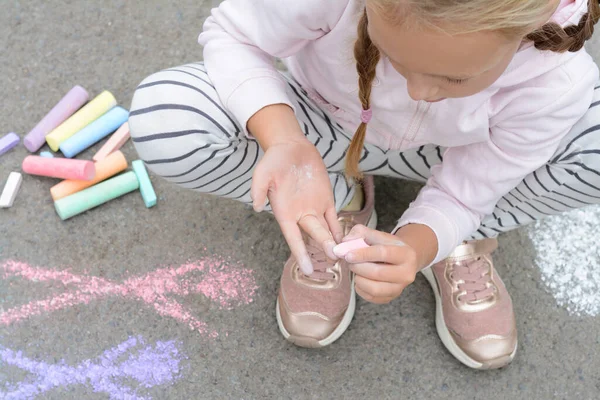 Маленький Ребенок Рисует Руки Мелом Открытом Воздухе Крупным Планом — стоковое фото