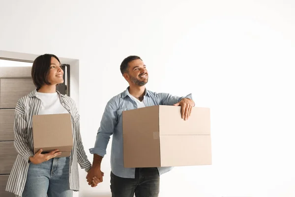 Happy Couple Moving Boxes Entering New Apartment — Stock Photo, Image