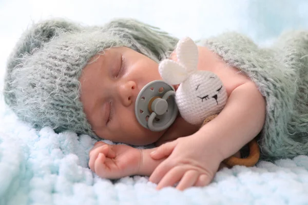 Bayi Yang Baru Lahir Lucu Dengan Dot Tidur Atas Selimut — Stok Foto